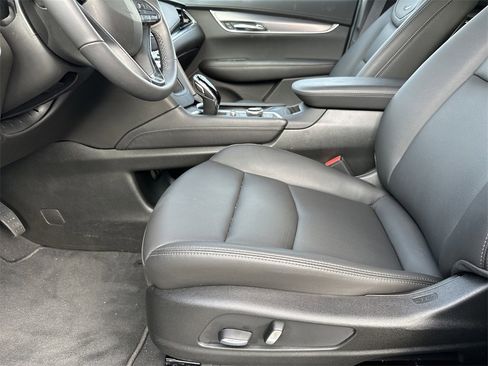 New 2025 Cadillac XT6 Luxury image 14