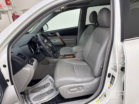 Used 2012 Toyota Highlander Limited w/ Tow Pkg AWD/4WD image 13