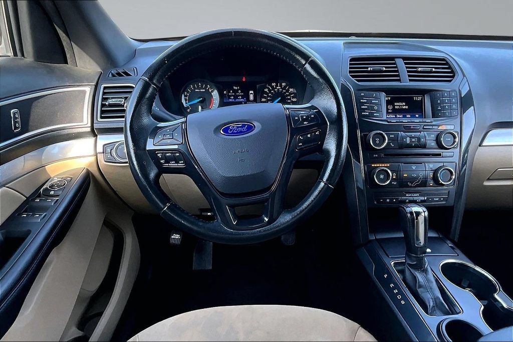 Used 2017 Ford Explorer XLT FWD image 5