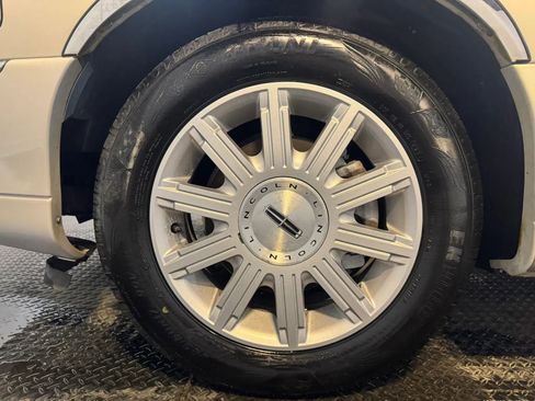 Used 2007 Lincoln Town Car Signature Limited RWD image 30