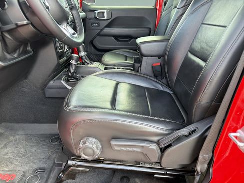 Used 2018 Jeep Wrangler Unlimited Sahara w/ Cold Weather Group image 28