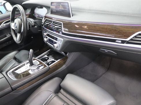 Used 2020 BMW 750i xDrive w/ M Sport Package AWD/4WD image 32