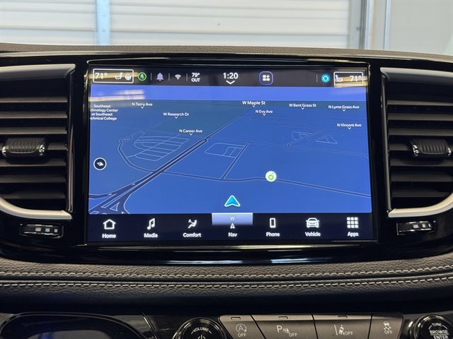 Used 2025 Chrysler Pacifica Limited FWD image 29