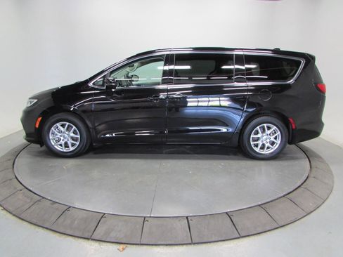 Used 2024 Chrysler Pacifica Touring-L FWD image 4