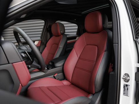 Certified 2025 Porsche Cayenne Coupe image 5