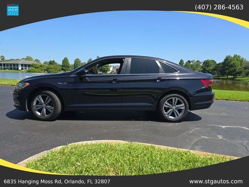 Used 2019 Volkswagen Jetta R-Line w/ R-Line Cold Weather Package FWD image 2