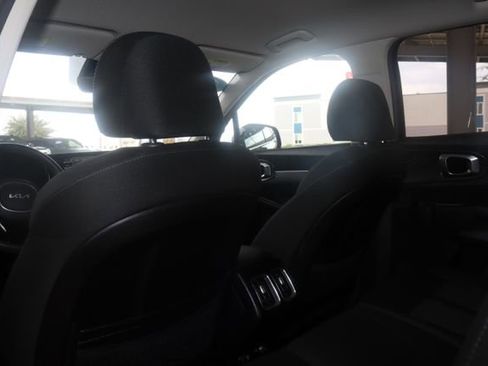 Used 2023 Kia Sorento LX image 27