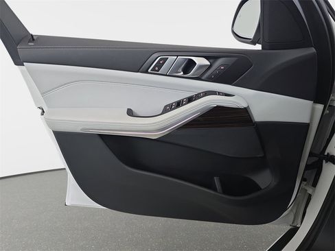 Used 2025 BMW X5 xDrive40i w/ Parking Assistance Package image 30