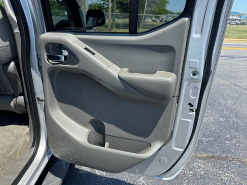 Used 2013 Nissan Frontier SV w/ SV Value Truck Pkg RWD image 23