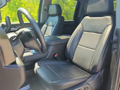 Used 2025 GMC Sierra 2500 Denali w/ Technology Package AWD/4WD image 14