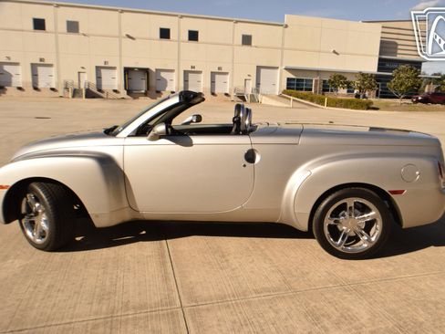 Used 2006 Chevrolet SSR w/ Preferred Equipment Group image 2