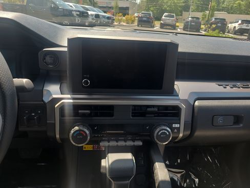 Certified 2025 Toyota Tacoma SR5 w/ SR5 Upgrade Package AWD/4WD image 19