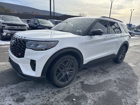 Used 2025 Ford Explorer ST image 8