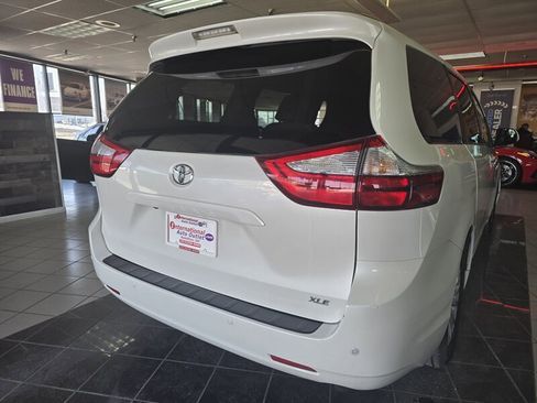 Used 2017 Toyota Sienna XLE image 5