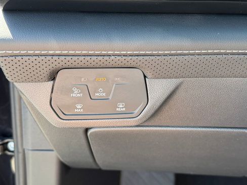 Used 2025 Volkswagen Atlas SE image 12