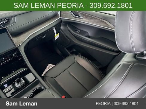 New 2025 Jeep Grand Cherokee Limited w/ Black Appearance Package image 24
