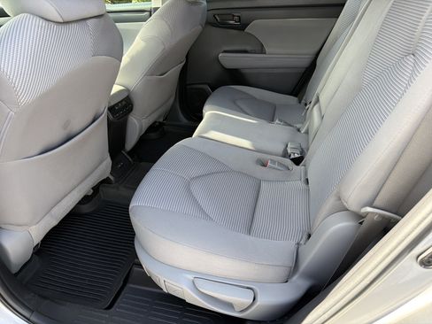 Used 2022 Toyota Highlander LE FWD image 31