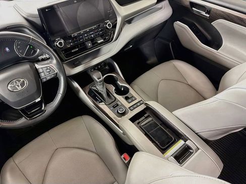 Used 2021 Toyota Highlander Platinum AWD/4WD image 32