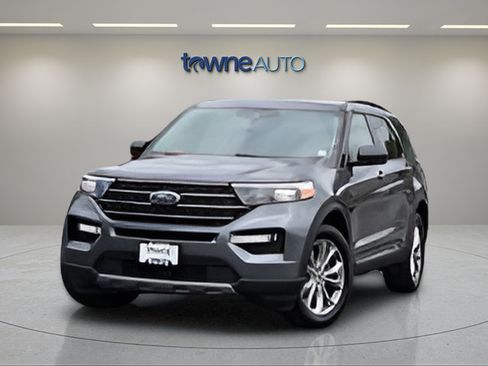Used 2023 Ford Explorer XLT w/ Equipment Group 202A AWD/4WD image 10