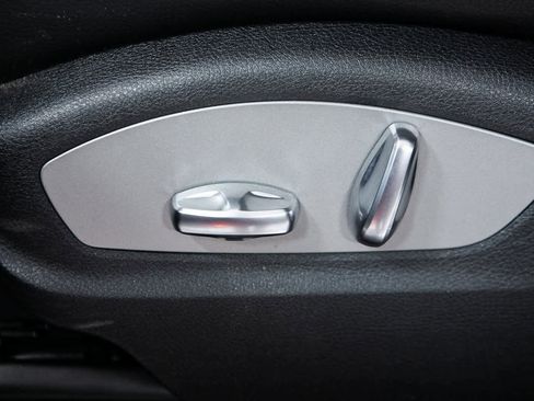 Certified 2024 Porsche Macan image 17