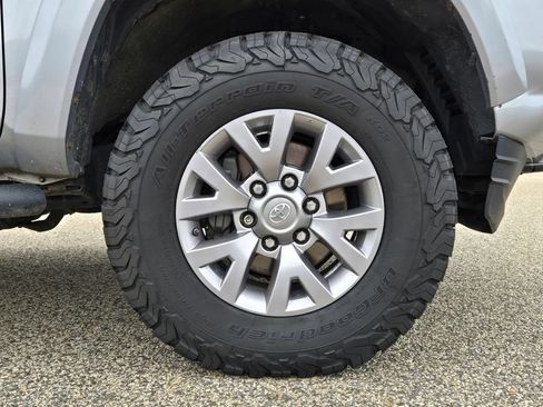 Used 2017 Toyota Tacoma SR5 AWD/4WD image 10