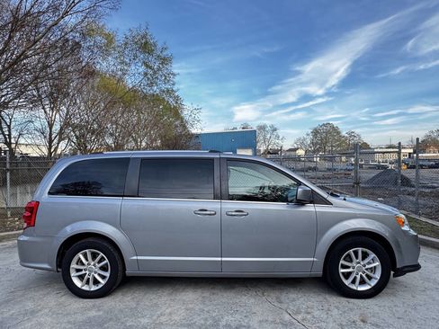 Used 2019 Dodge Grand Caravan SXT image 4