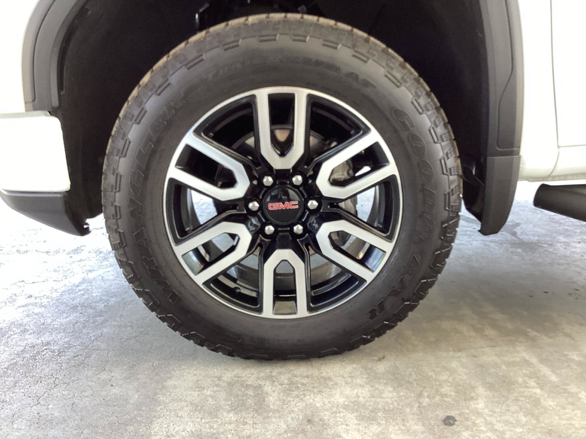 Used 2025 GMC Sierra 1500 AT4 w/ AT4 Premium Package AWD/4WD image 19