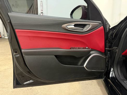 Used 2018 Alfa Romeo Giulia Ti RWD image 11
