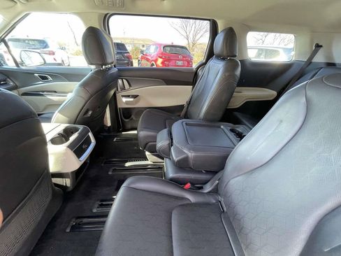 Used 2024 Kia Carnival LX image 24