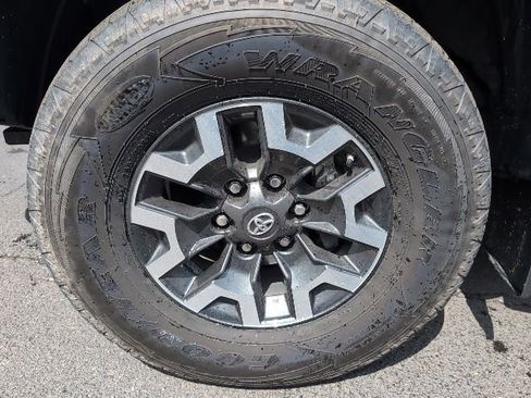 Used 2020 Toyota Tacoma TRD Off-Road AWD/4WD image 10