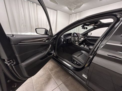 Used 2023 BMW 530e xDrive w/ Premium Package image 25