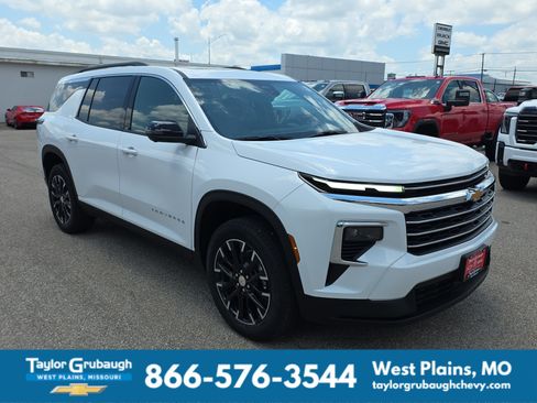 New 2026 Chevrolet Traverse LT w/ Sun and Wheel Package FWD image 2