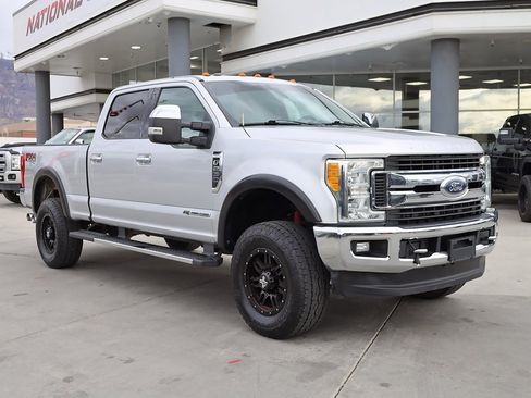Used 2017 Ford F250 XLT w/ XLT Premium Package image 8