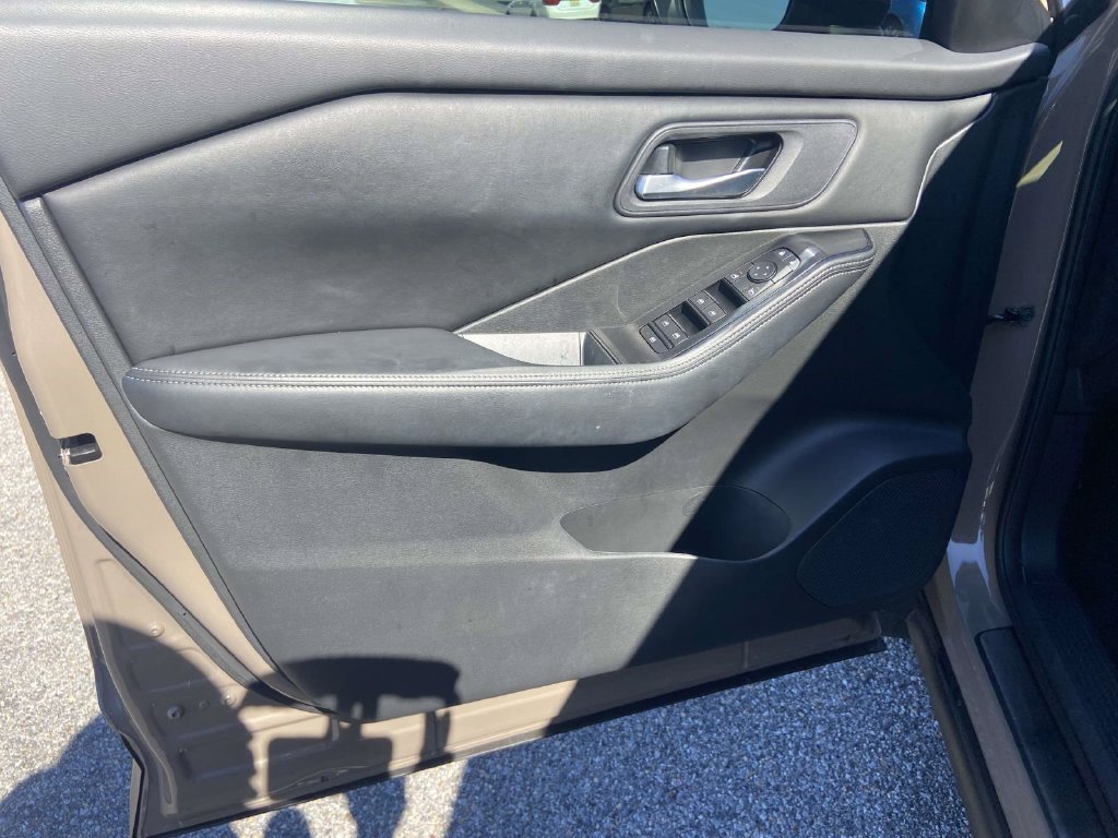 Used 2024 Nissan Rogue SV FWD image 10