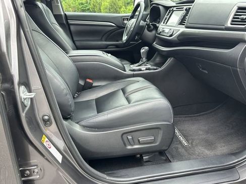 Used 2018 Toyota Highlander SE FWD image 15