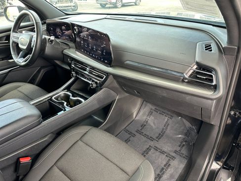 Used 2025 Chevrolet Traverse LT FWD image 27