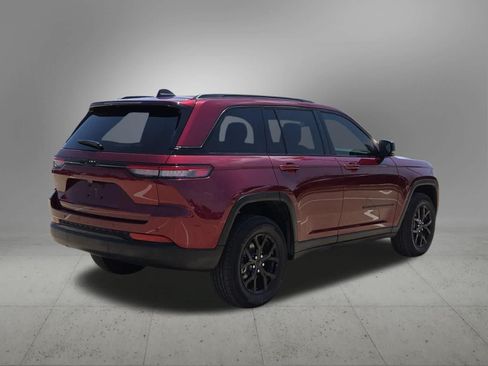 Used 2025 Jeep Grand Cherokee Altitude RWD image 6