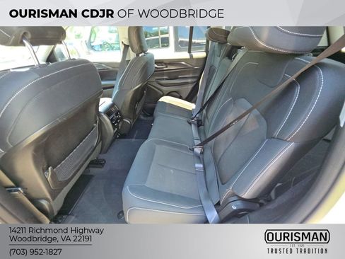 Used 2023 Jeep Grand Cherokee Laredo AWD/4WD image 5