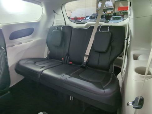 Used 2024 Chrysler Pacifica Touring-L FWD image 32