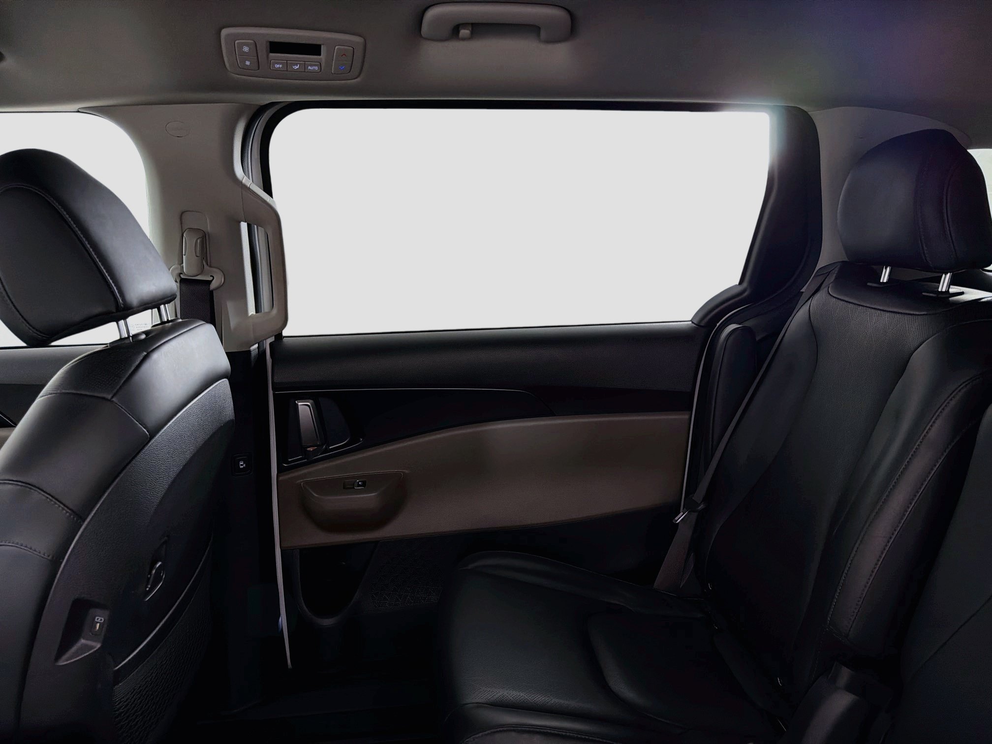 Used 2025 Kia Carnival FWD image 31