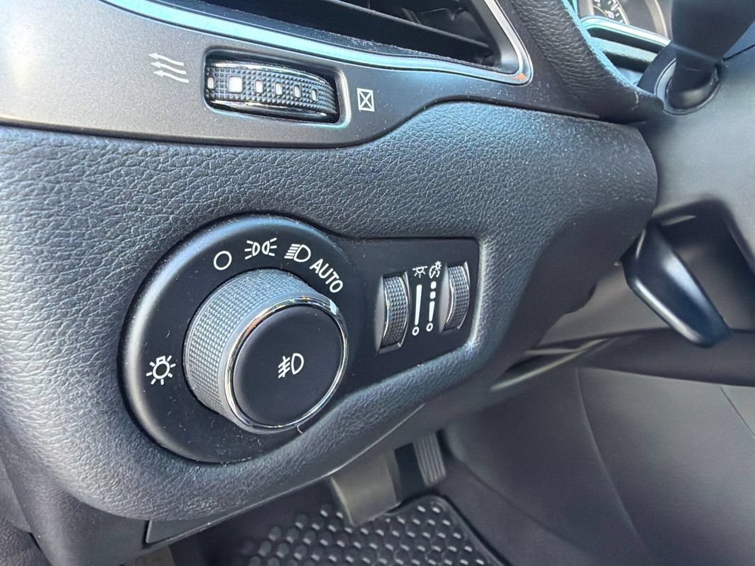 Used 2019 Jeep Cherokee Latitude Plus w/ Cold Weather Group AWD/4WD image 18