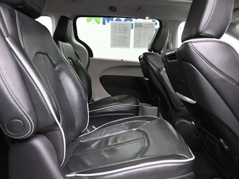 Used 2022 Chrysler Pacifica Limited w/ Uconnect Theater Family Group FWD image 10