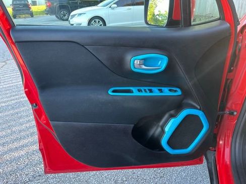 Used 2020 Jeep Renegade Latitude w/ Cold Weather Group FWD image 12