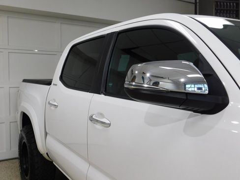 Used 2017 Toyota Tacoma Limited image 10