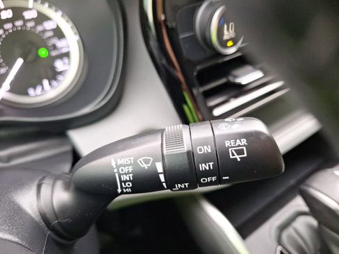 Used 2023 Toyota Highlander LE FWD image 23