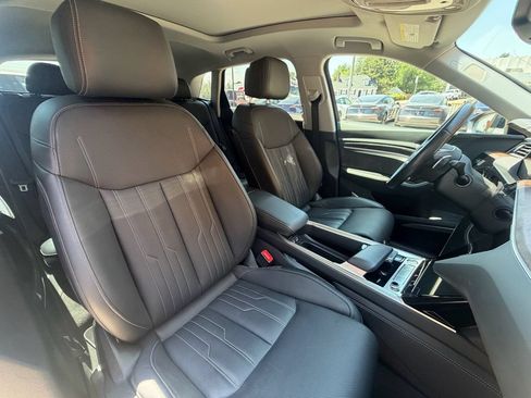 Used 2019 Audi e-tron Prestige w/ Prestige Package AWD/4WD image 32