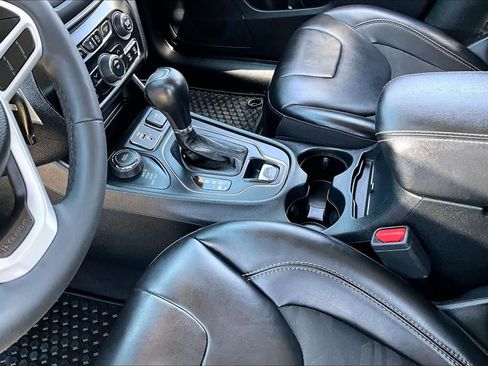 Used 2022 Jeep Cherokee Latitude AWD/4WD image 13