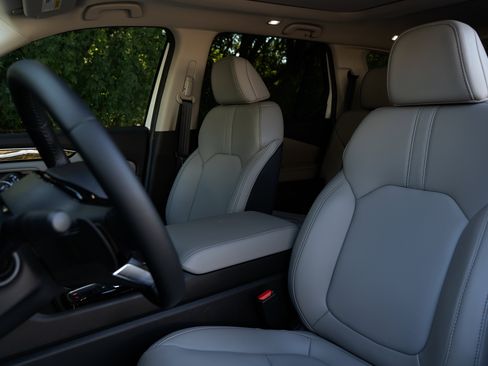 Certified 2025 Honda Pilot Touring image 17