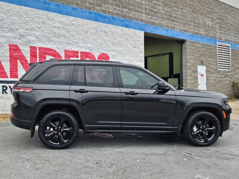 Used 2024 Jeep Grand Cherokee Limited w/ Luxury Tech Group II image 8