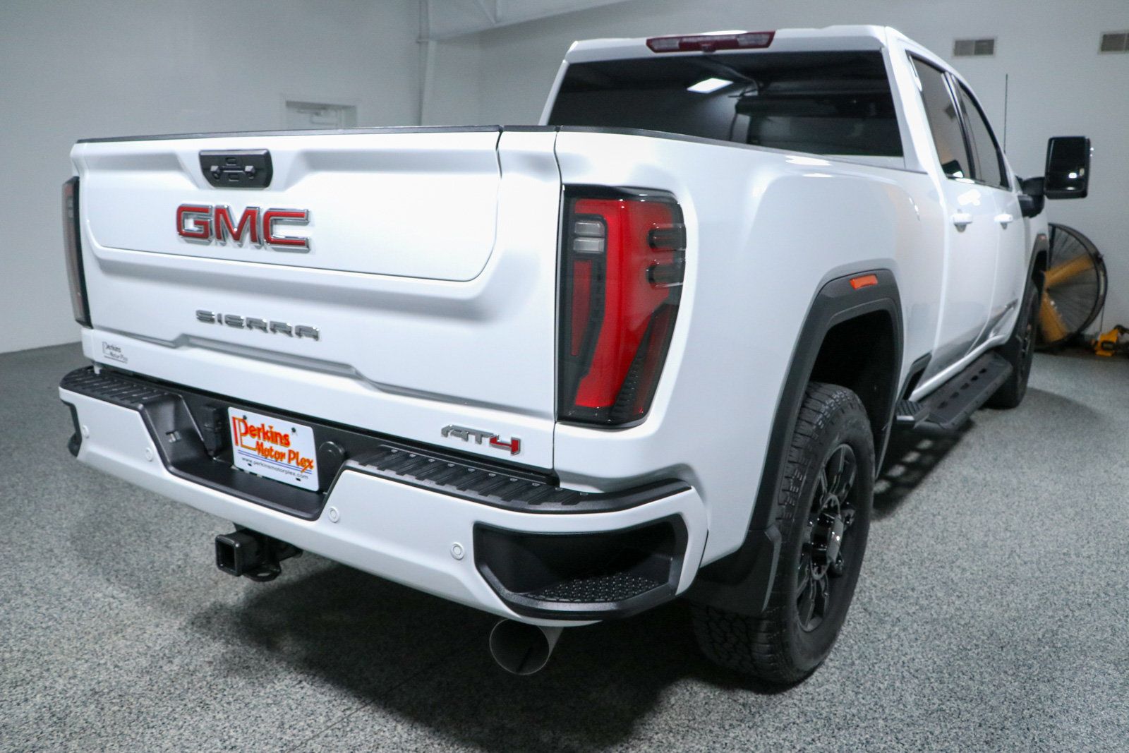 Used 2024 GMC Sierra 2500 AT4 AWD/4WD image 7